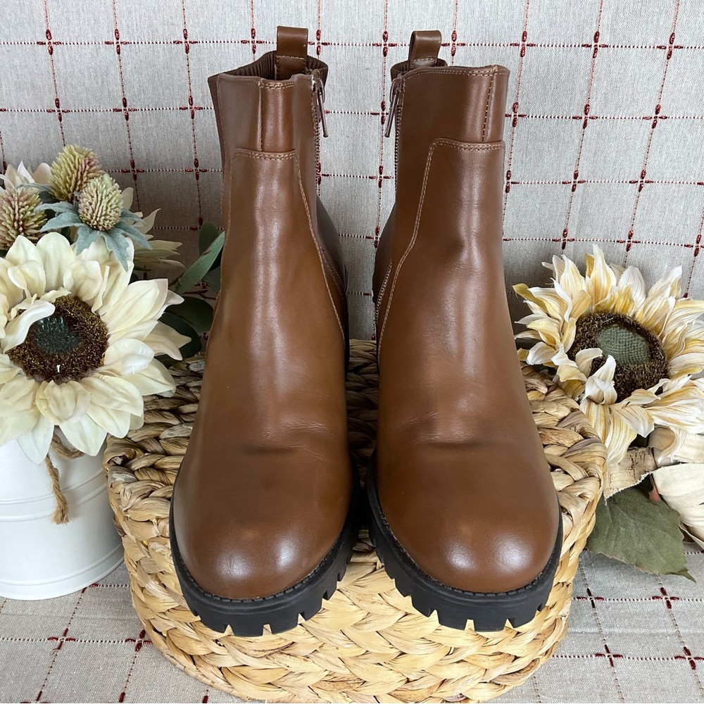 Bella Vita “Connery” Chelsea Boot Lug Sole Leather Ankle Boots Sz 10 Wide Comfy - Picture 2 of 7